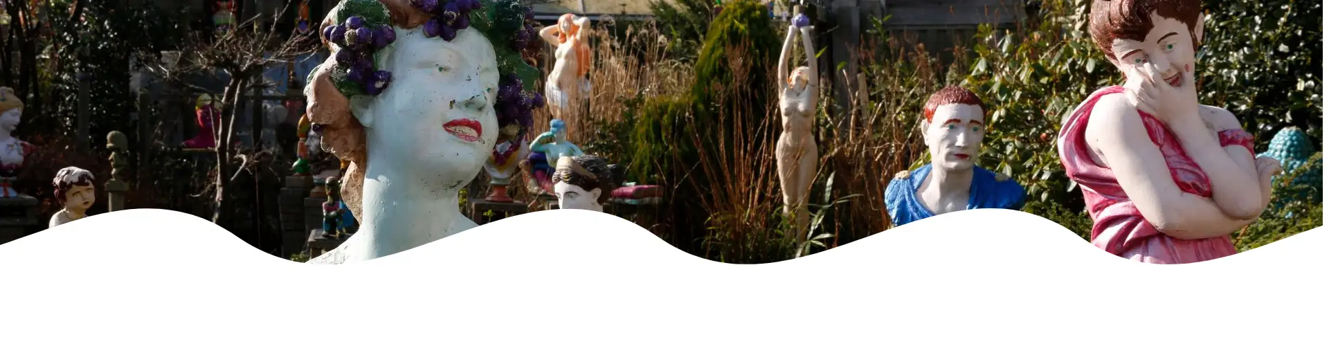 Kunstgarten in Bergen mit Skulpturen von Bergener Figuren