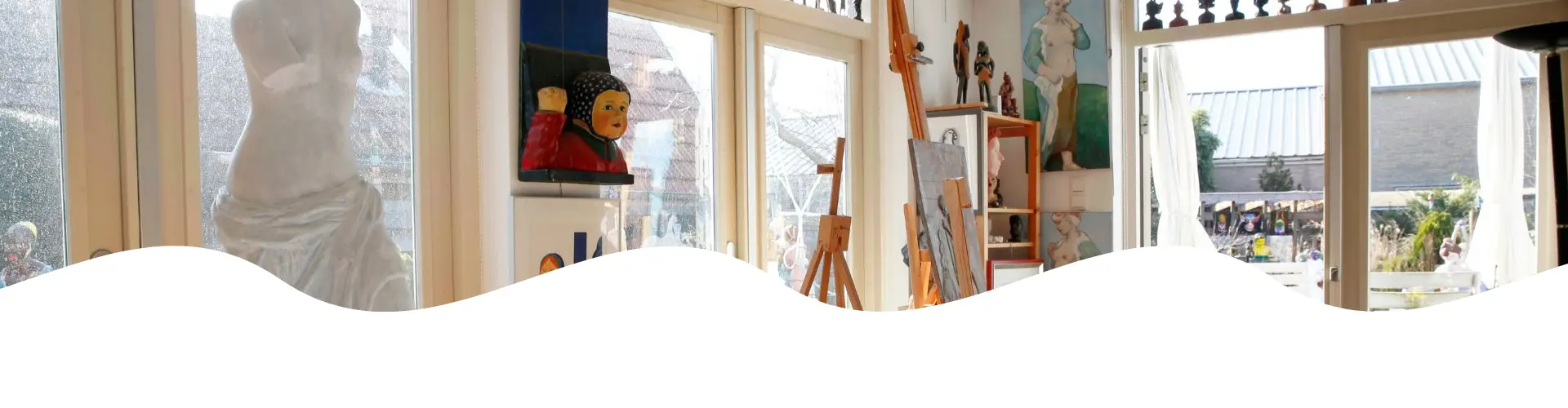 Kunstatelier in Bergen met schilderijen en andere kunstwerken