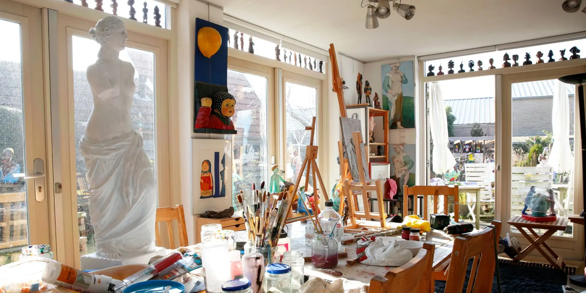Kunstatelier in Bergen met schilderijen en andere kunstwerken