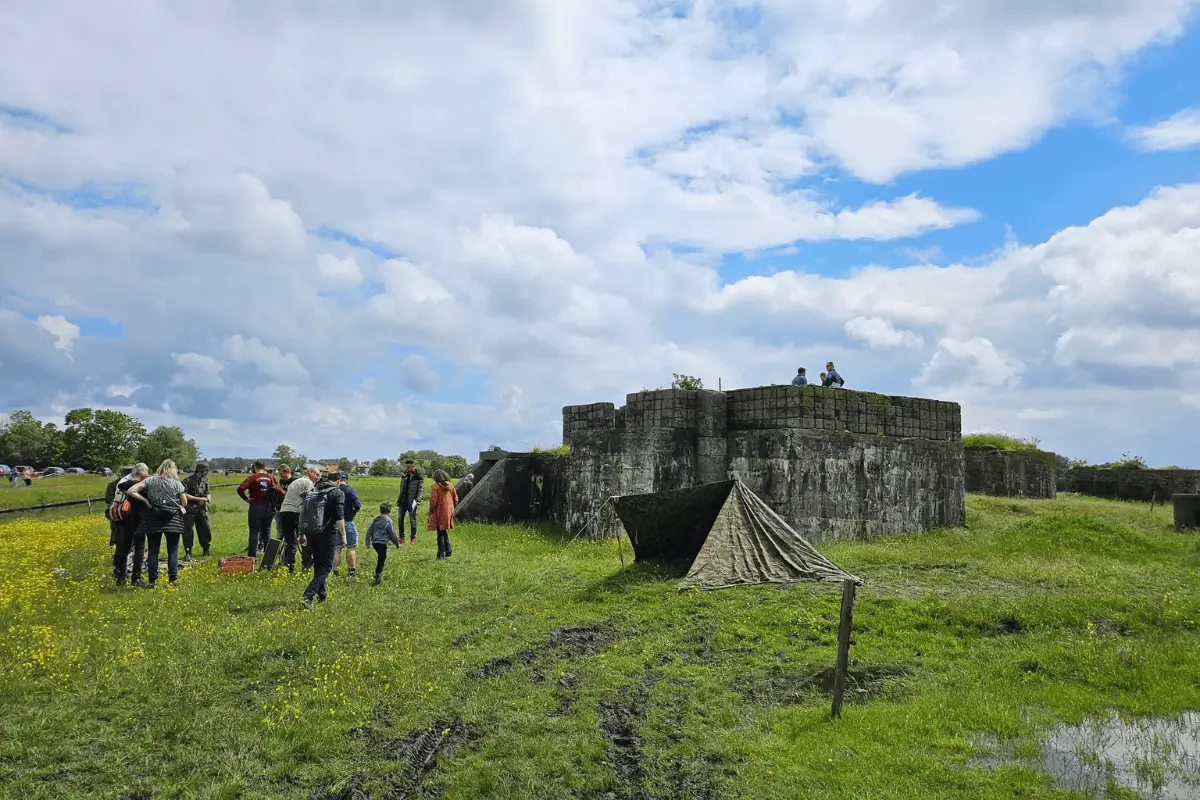 buiten bij het museum vliegveld bergen