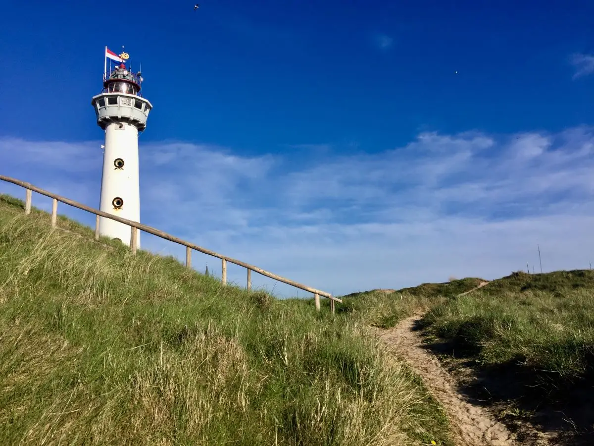 der Leuchtturm von Egmond aan Zee, der sich in der Düne mit Dünengras befindet