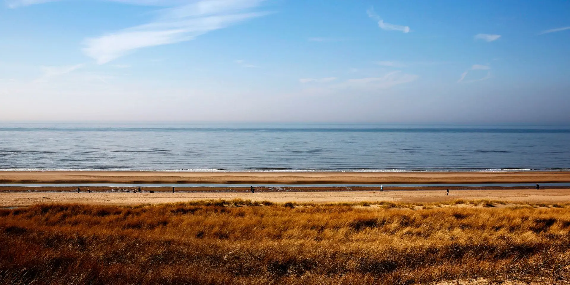 Strand met uitzicht op zee en blauwe lucht