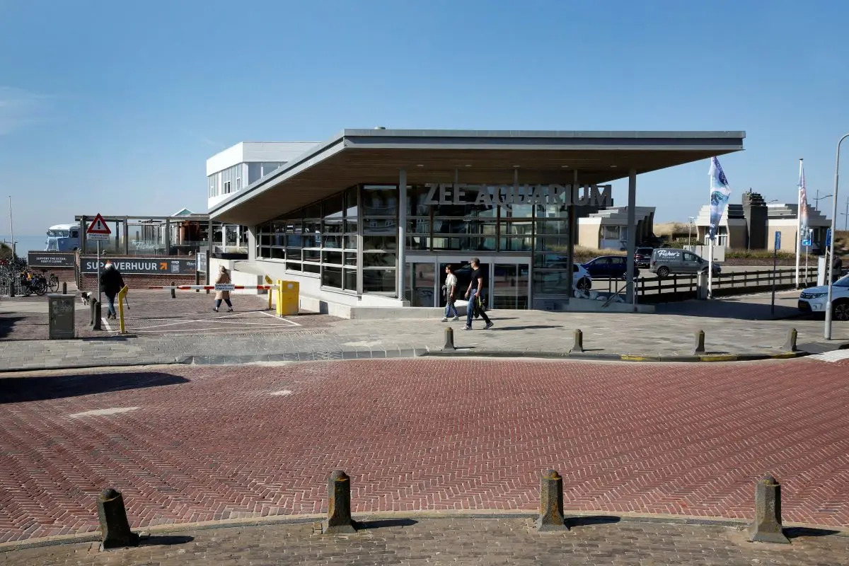 Een weg met vooraanzicht van Zee Aquarium Bergen