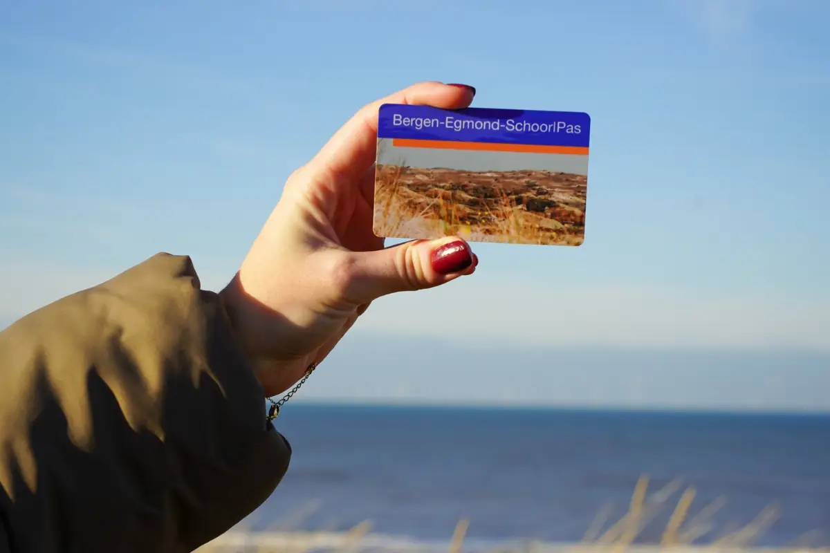 Hand die de Bergen-Egmond-SchoorlPas vasthoudt