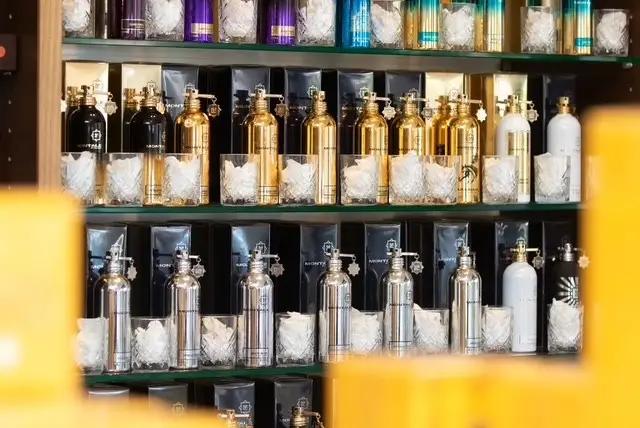 Verschillende cosmetics getoond bij de winkel Bergen Cosmetics