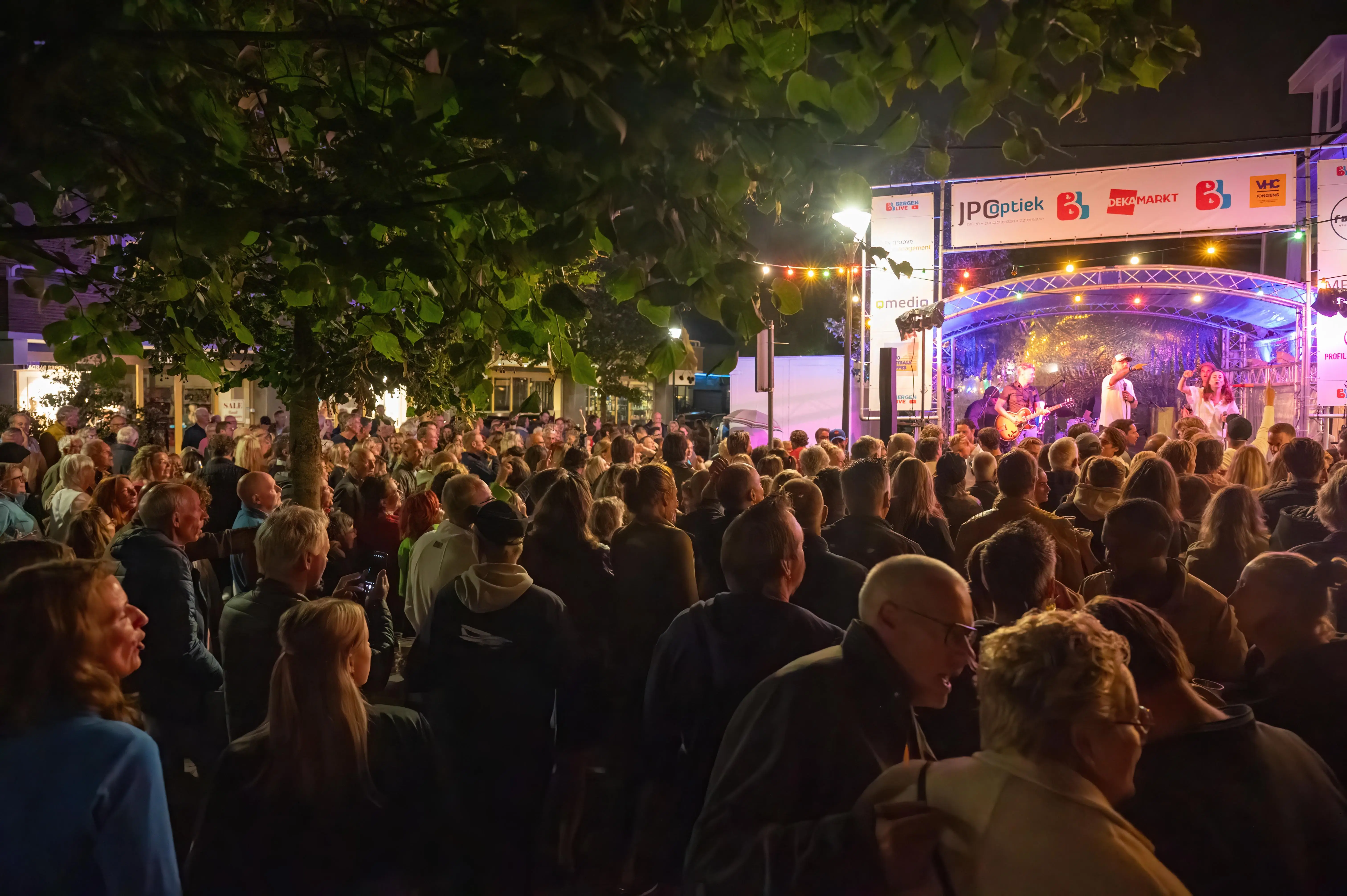 publiek bij het podium van het muziekfestival Bergen Live