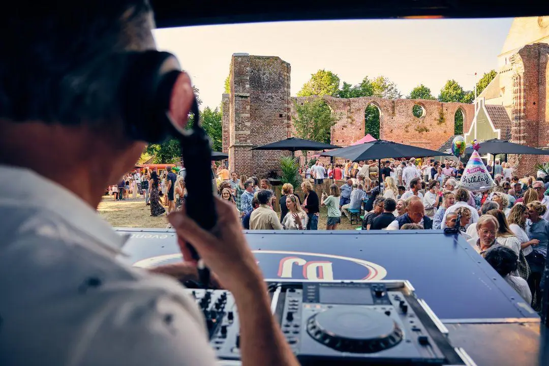 Foodfestival in Bergen, met een dj en staantafels op het gras