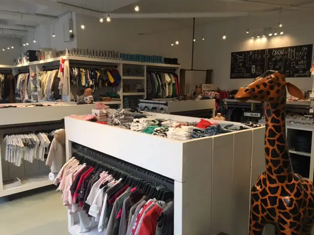 binnen in de kledingwinkel Lancelot 4 Kids