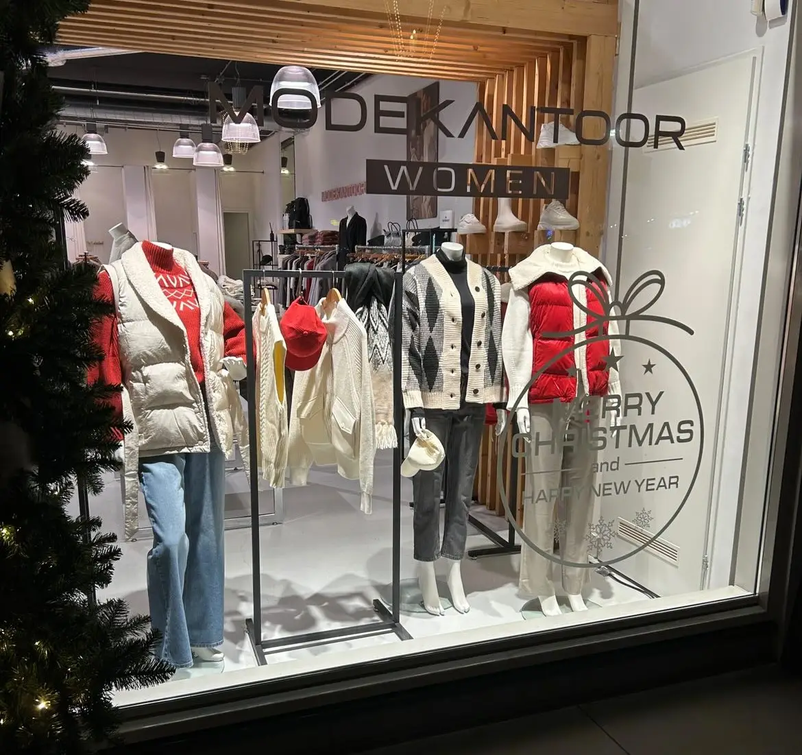 Etalage raam van de winkel Modekantoor