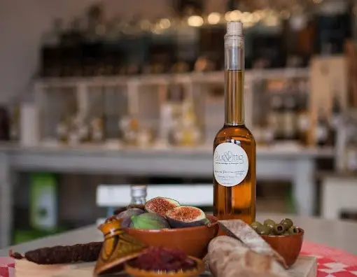 Wijn en een borrelplankje bij winkel Puur&Pittig