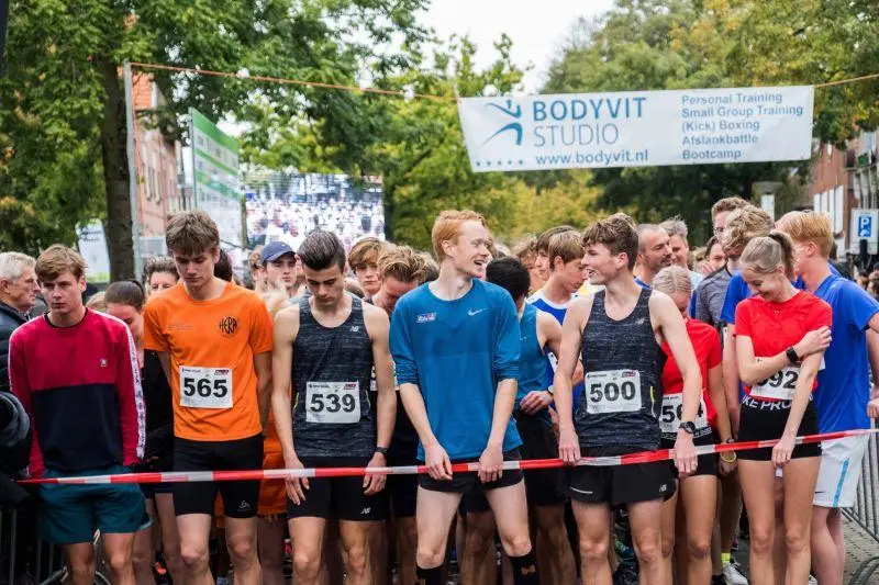 Start van de hardloopwedstrijd Rondje Bergen