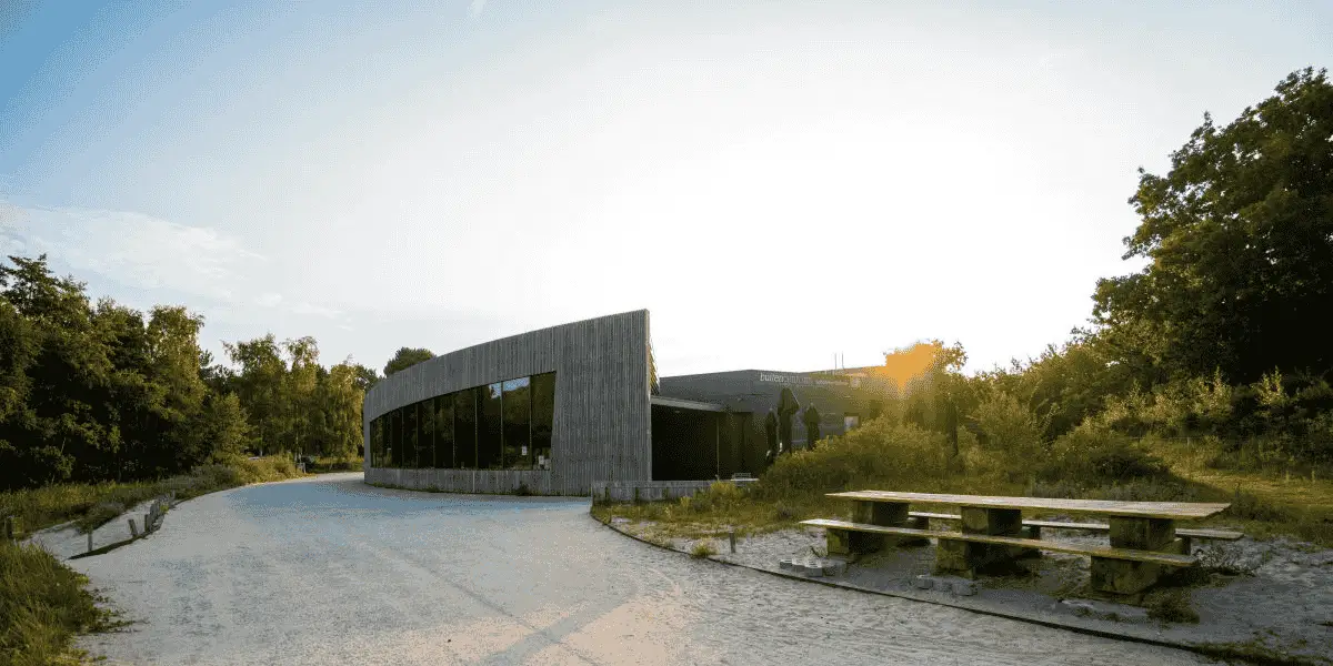 Buitencentrum Schoorlse Duinen → Ingang en bezoekerscentrum van het Buitencentrum Schoorlse Duinen.