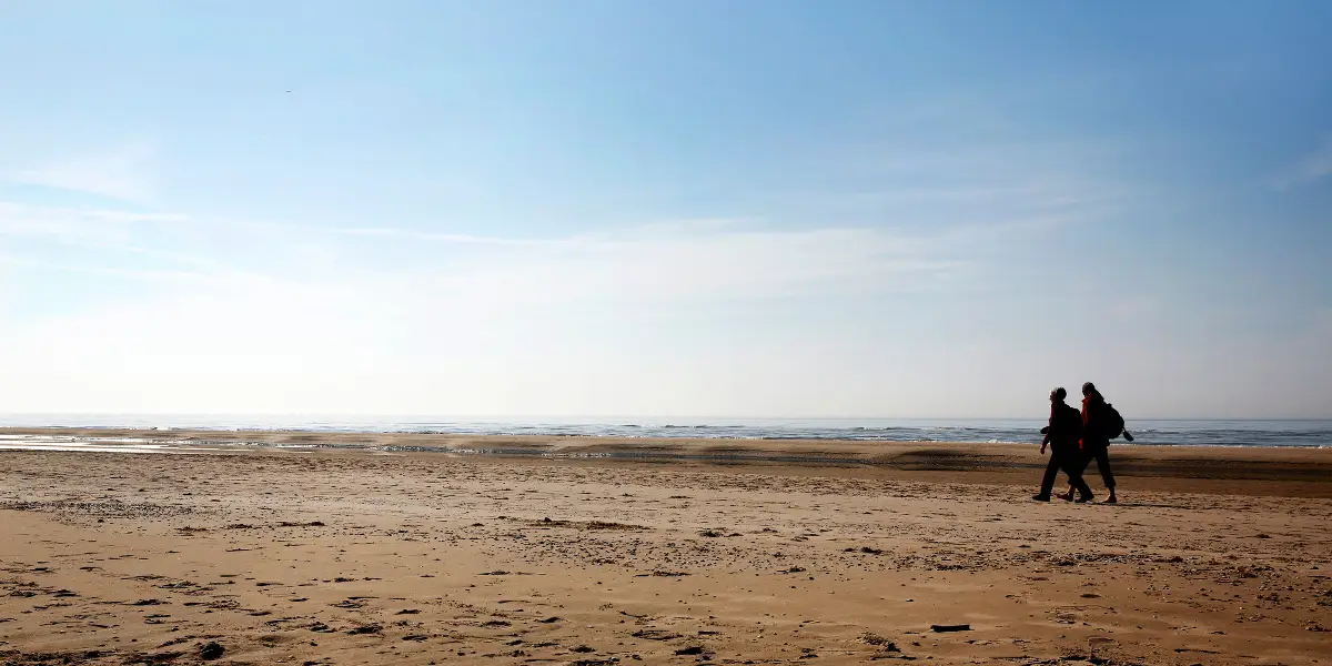strand met wandelende mensen