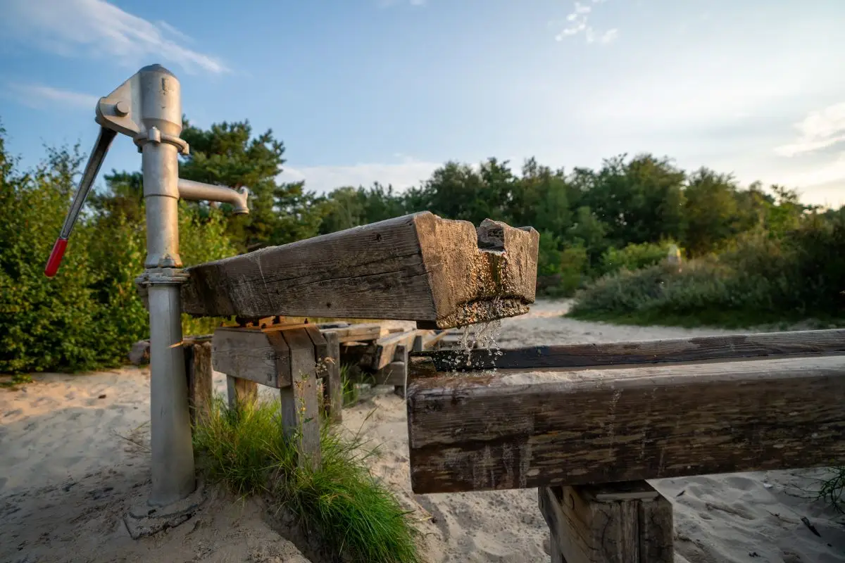 Kinder waterpomp Speelbos → houten waterpomp in het Speelbos Schoorl.