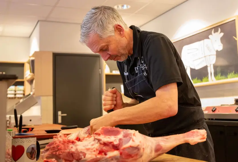 Slager snijd vlees
