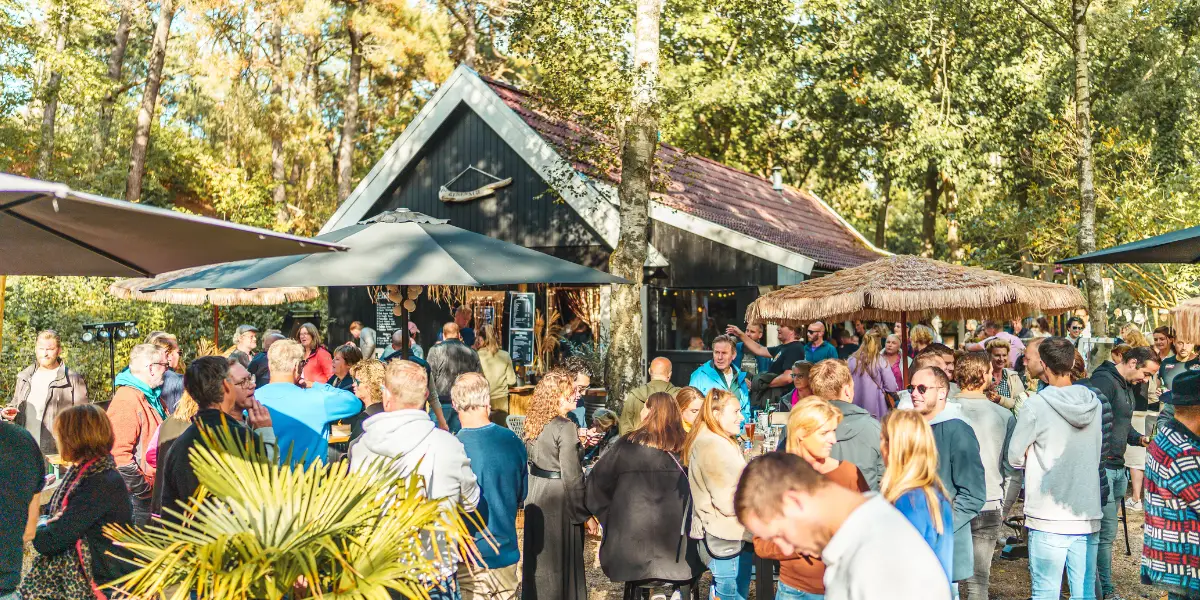 terras met parasols in mensen