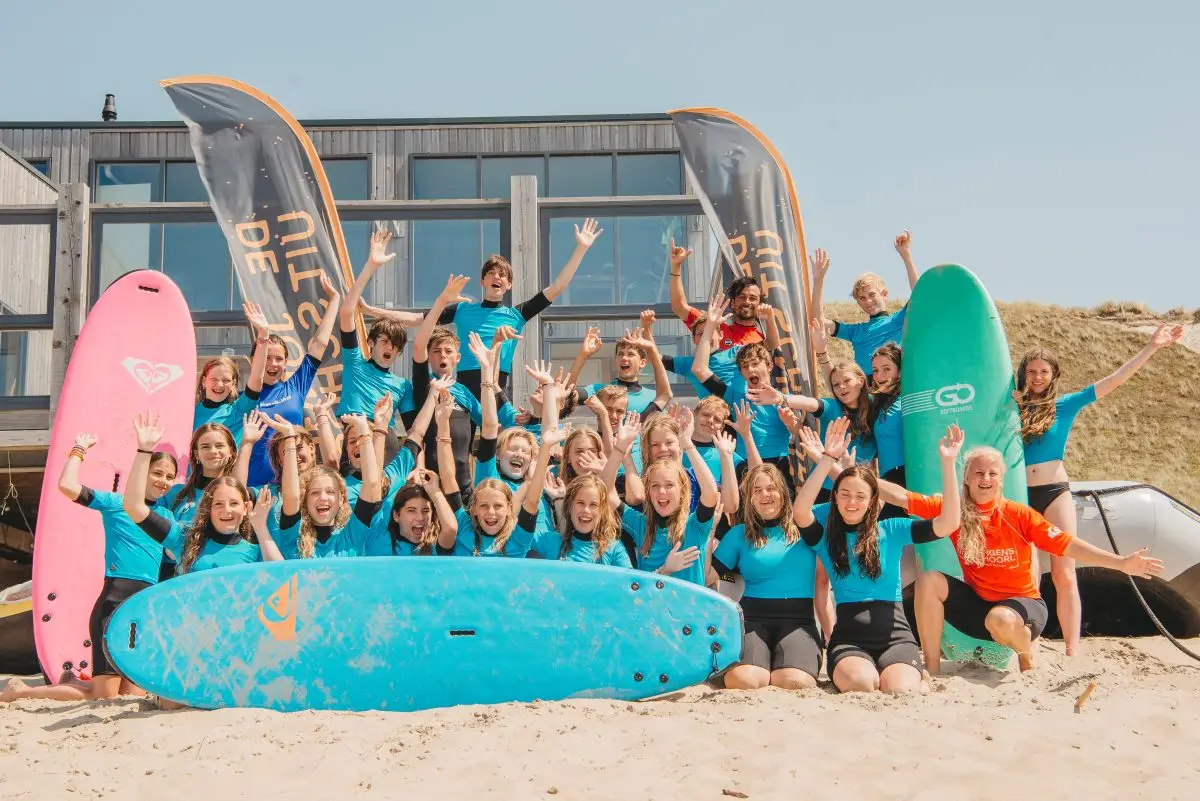 groepsfoto van een surfles