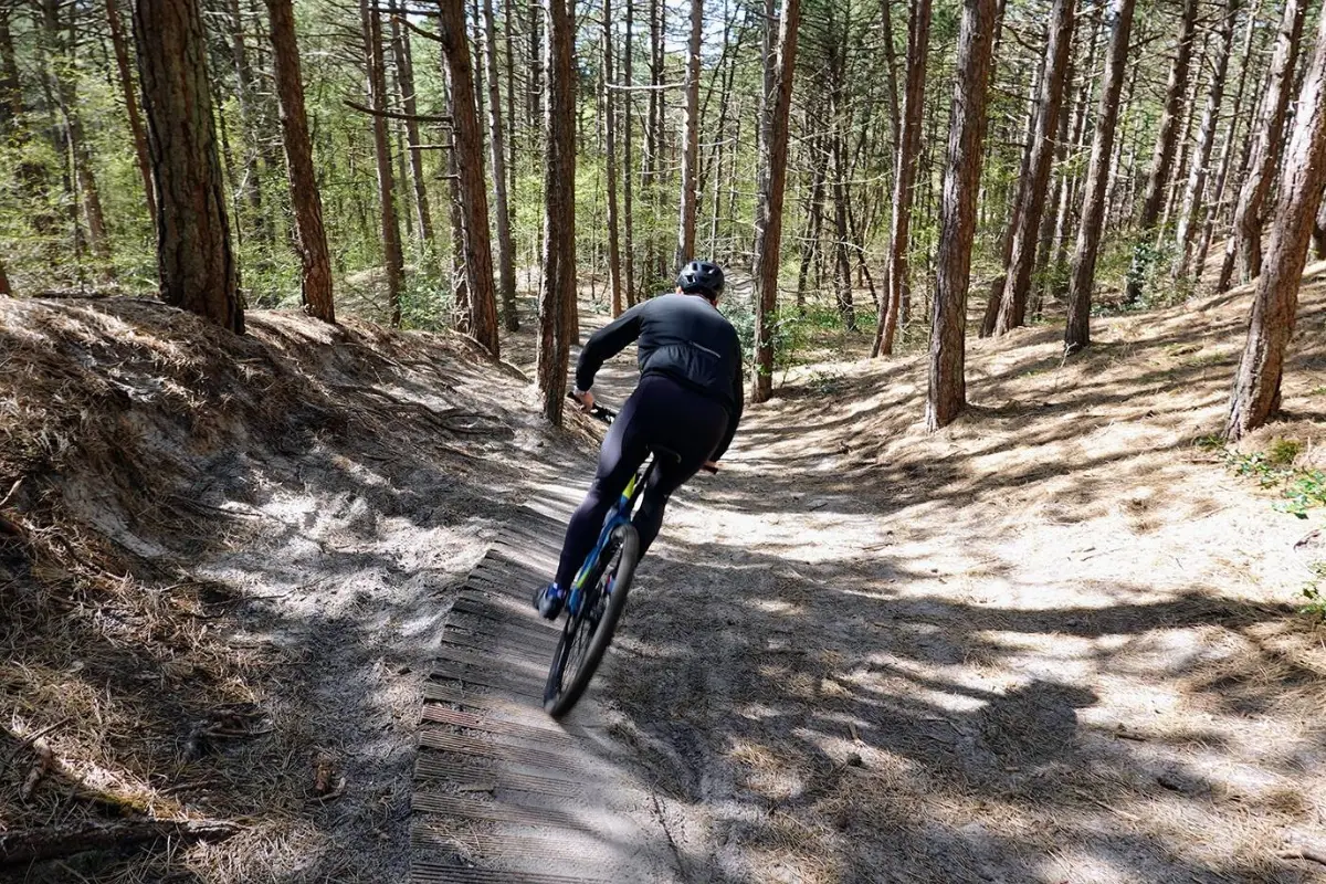 mountainbiker gaat van de duinen af