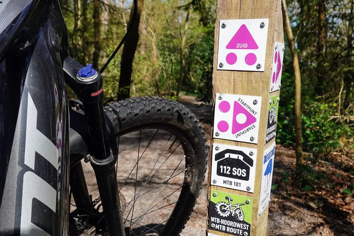 voorwiel mountainbike met informatiepaal ernaast