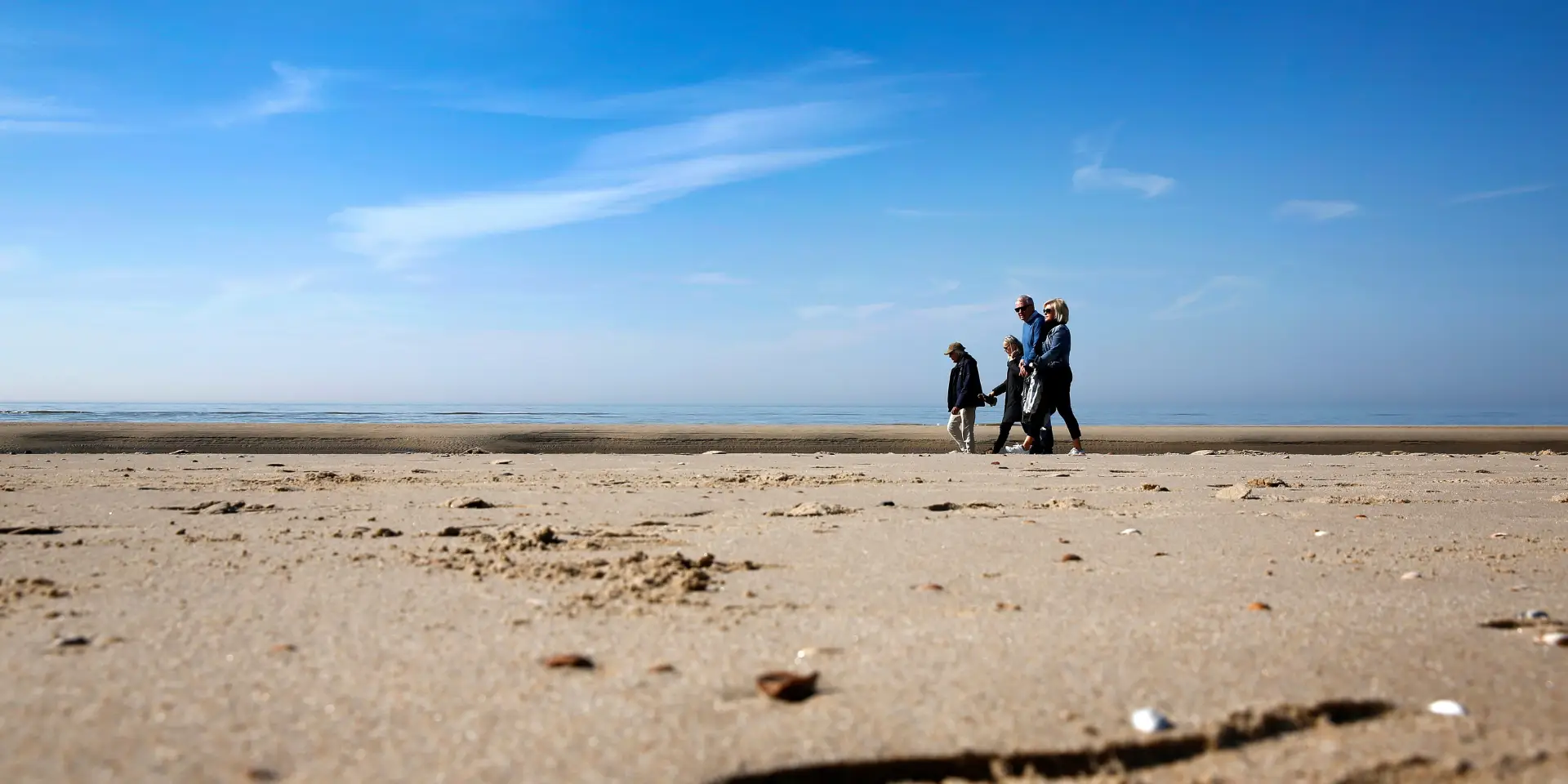 familie die loopt op het strand