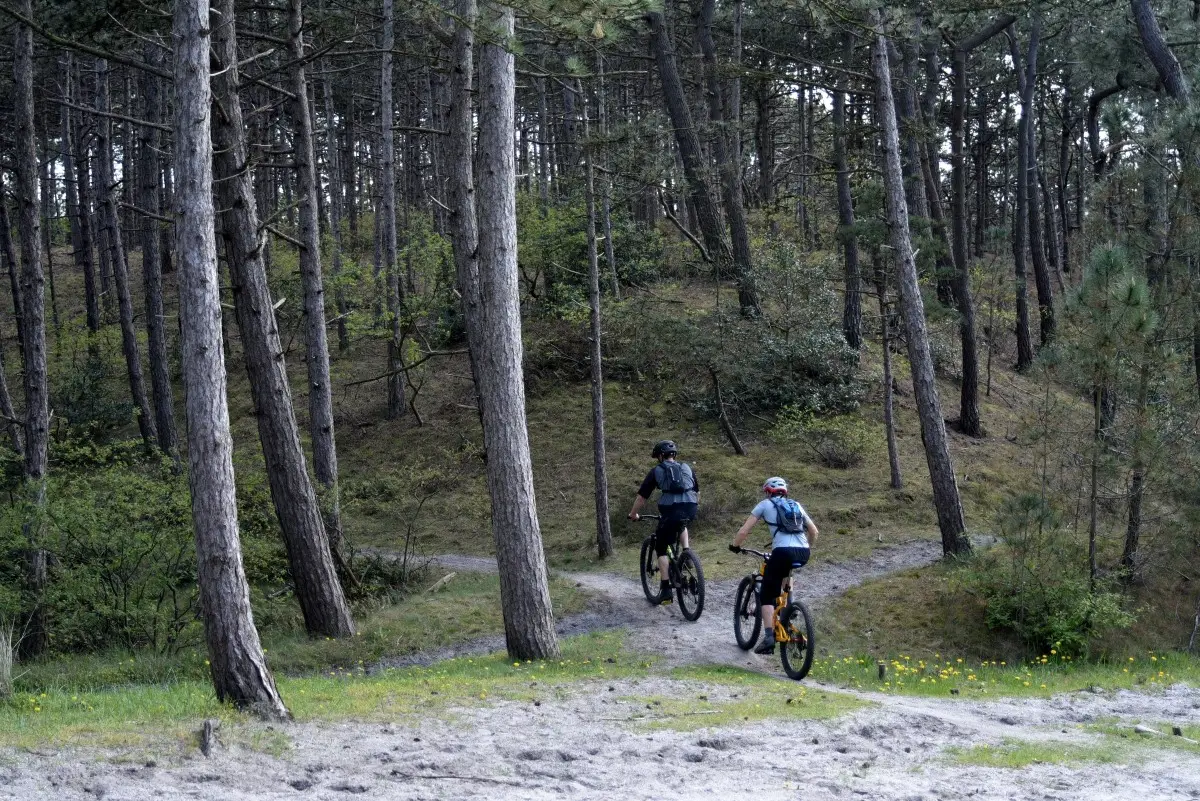 mountainbikers door de duinen