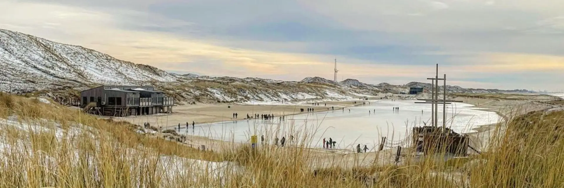 strand camperduin besneeuwd