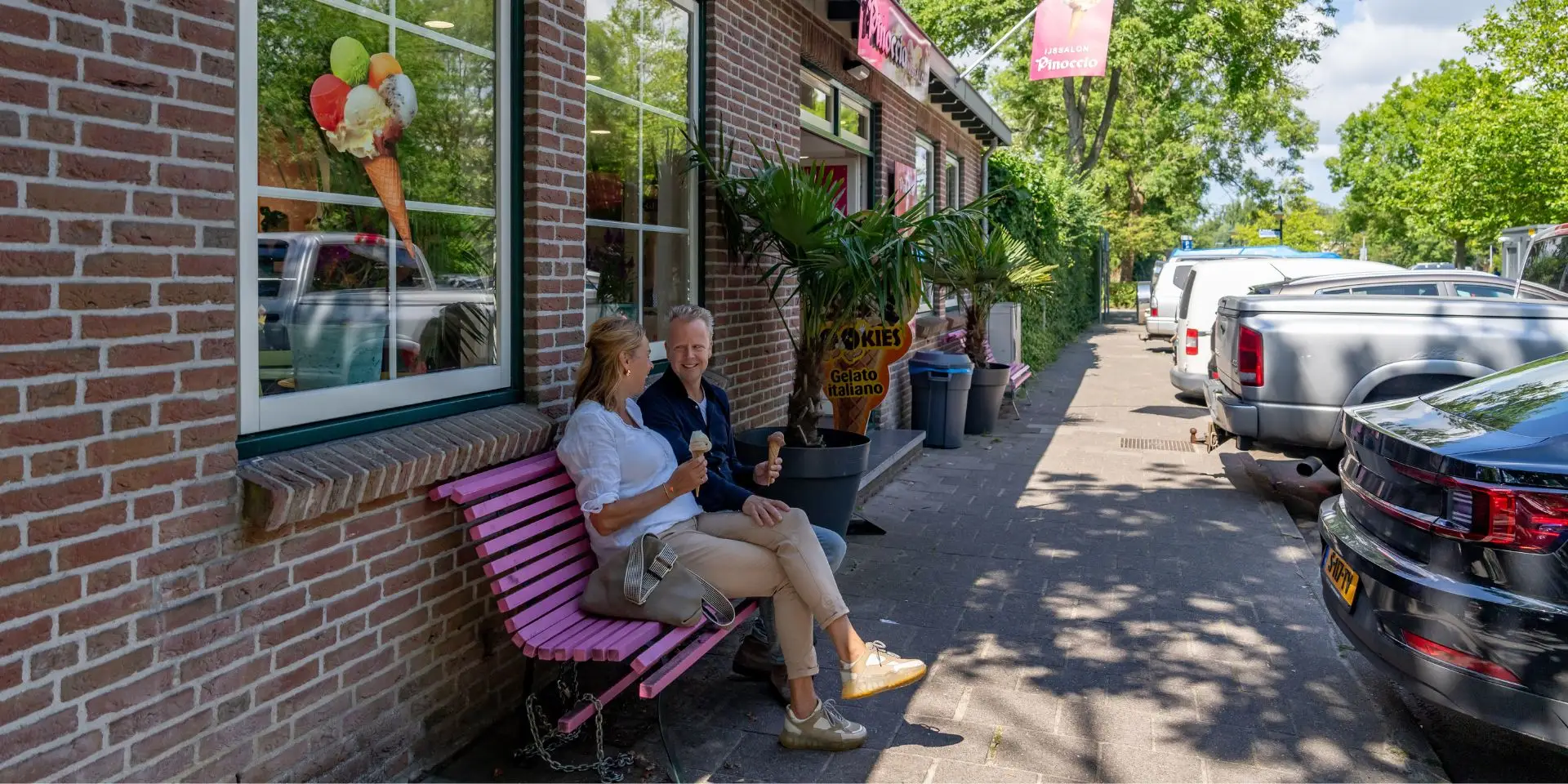 koppel op een bankje met een ijsje