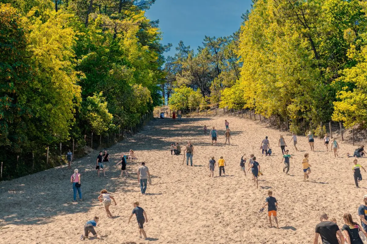 klimduin met spelende kinderen