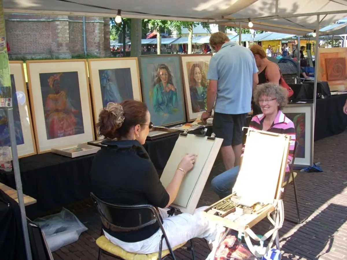 Vrouw aan het schilderen bij de Kunstmarkt