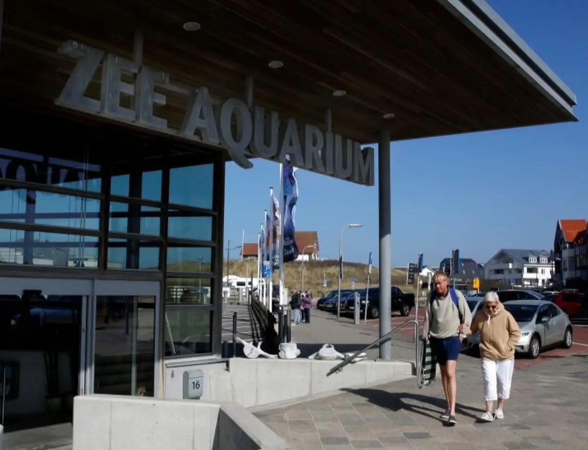 Zee Aquarium in Bergen aan Zee met wandelende mensen die naar binnen gaan
