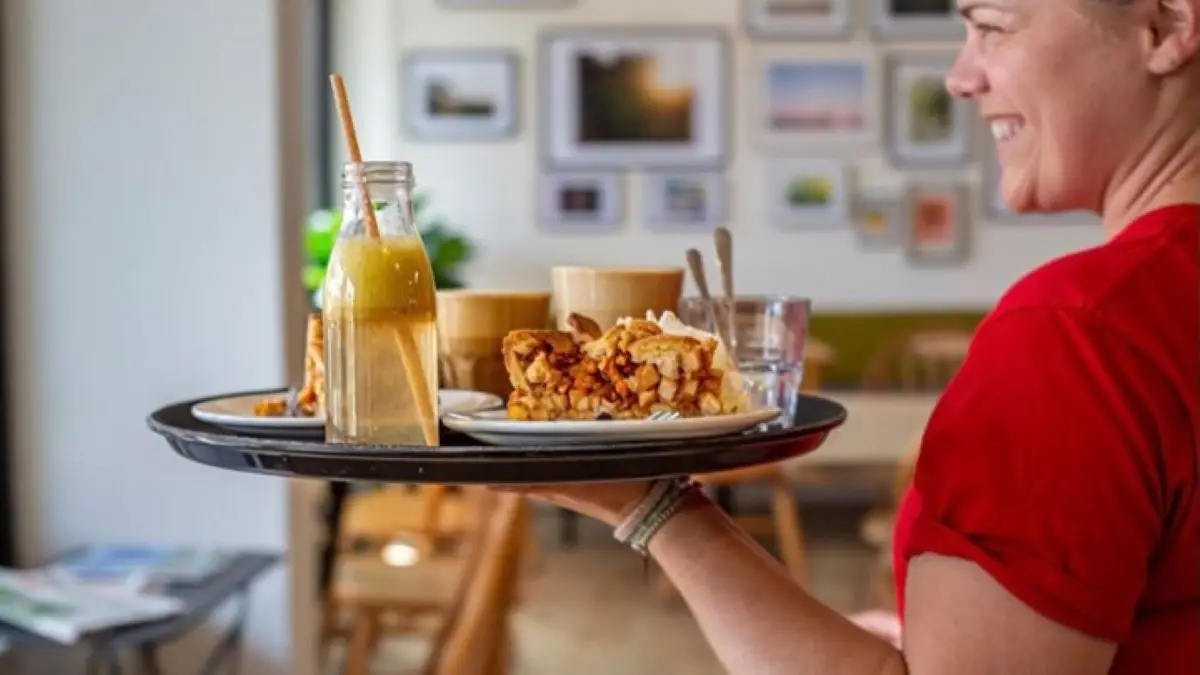 serveerster met een plaat