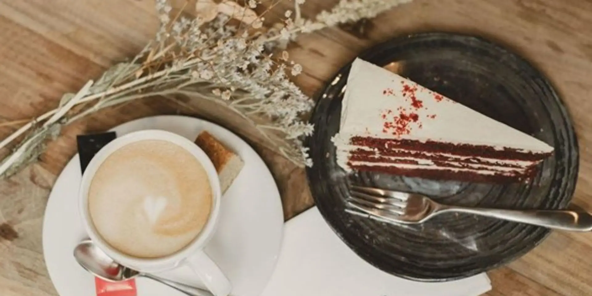 Koffie en taart op tafel