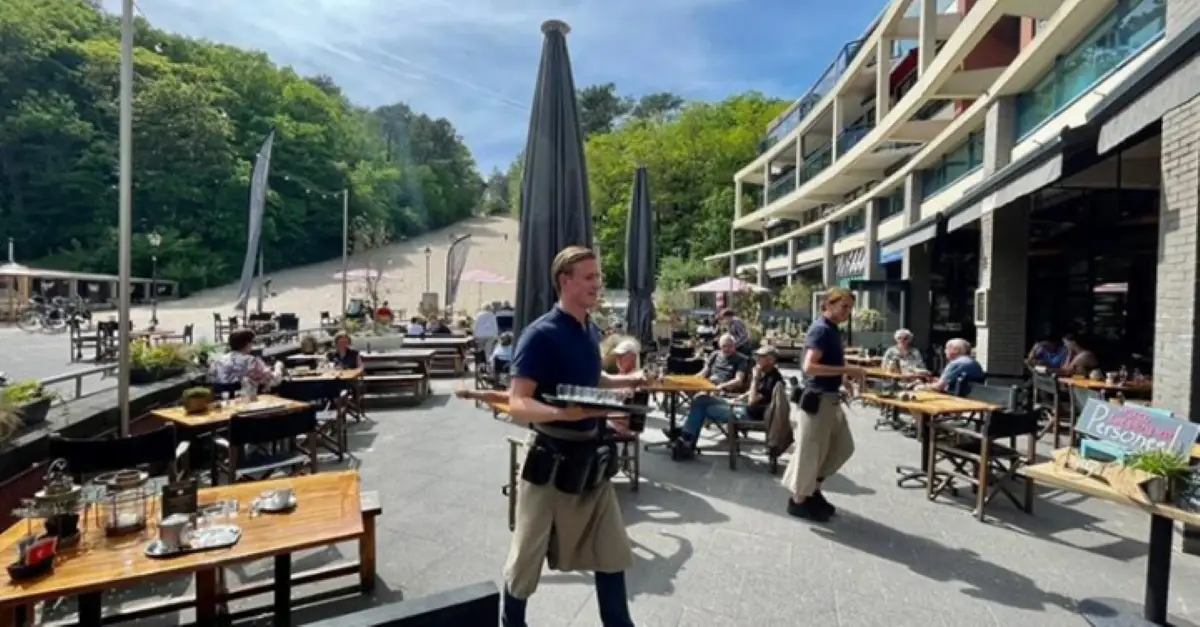 Terras van Zilte Zoen met een groot terras en de bediening op een zonnige dag