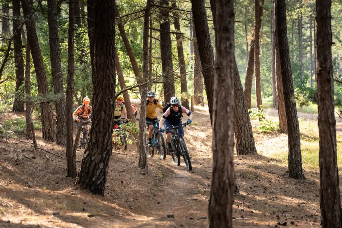 mountainbiker gaat van de duinen af