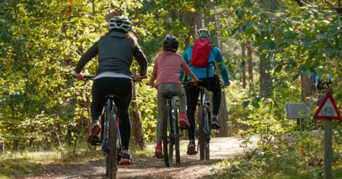 familie op mountainbikes