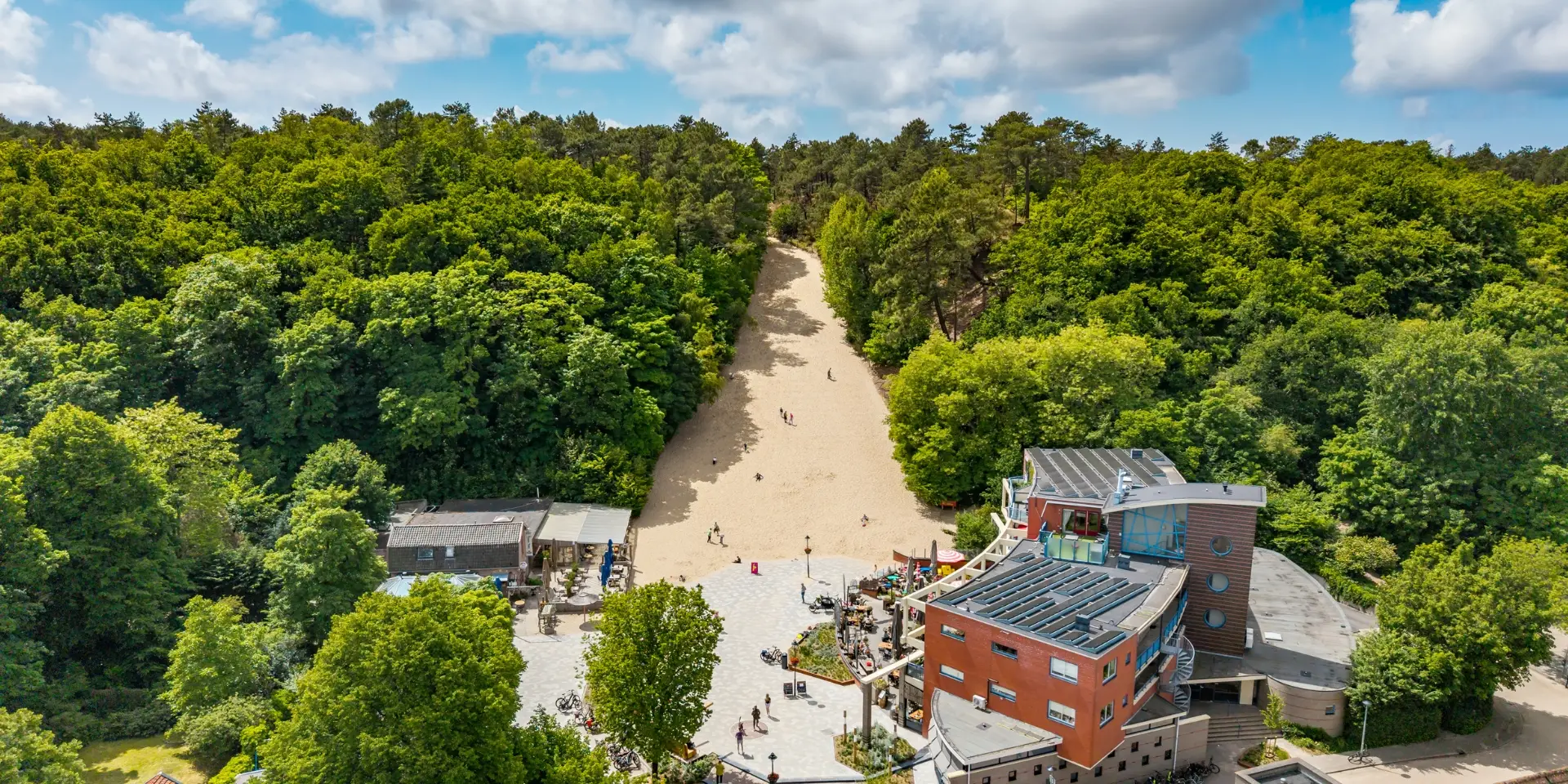 Het Klimduin op een drukke dag met vele mensen en kinderen op het Klimduin