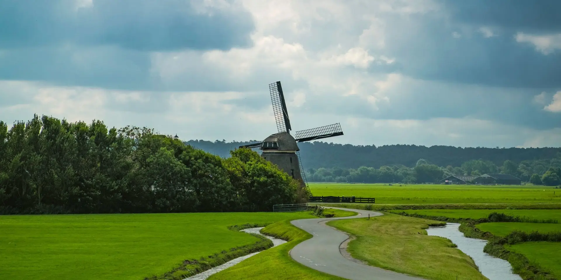molen met bewolking