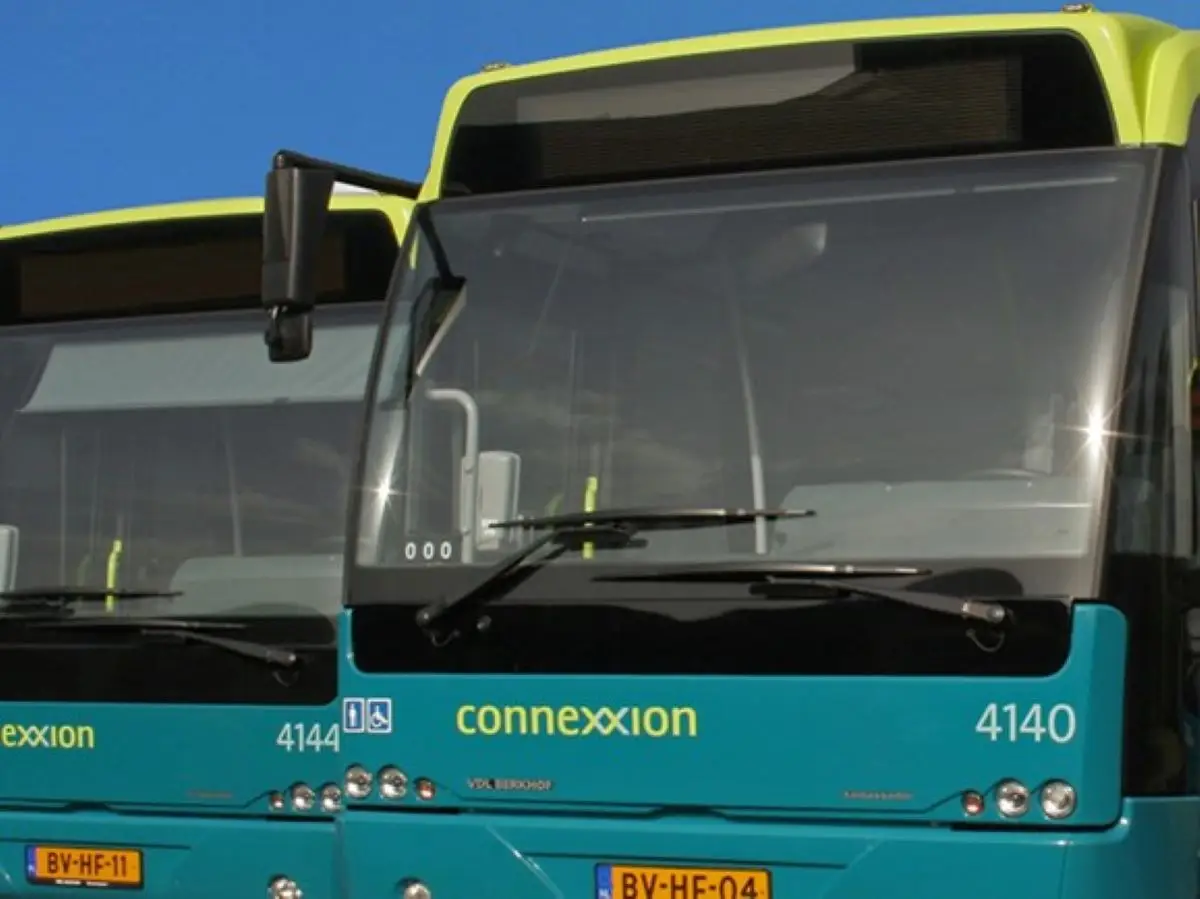Twee blauw/groene bussen van Connexxion