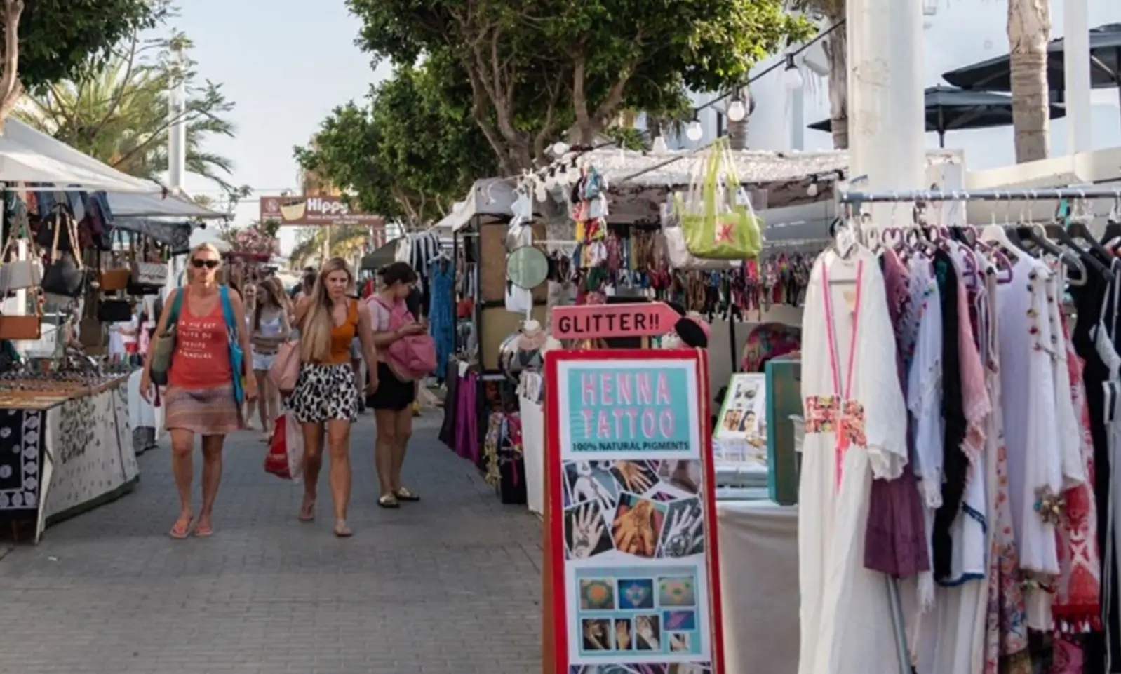 Jaarmarkt in Schoorl met kraampjes links en recht