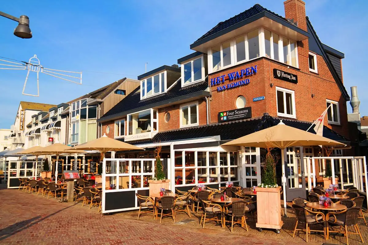 De voorkant van Het Wapen van Egmond met terras