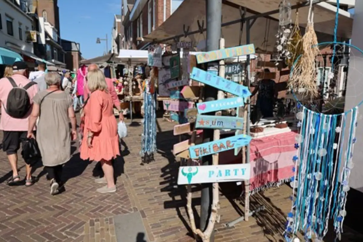 Verschillende marktkramen op de braderie