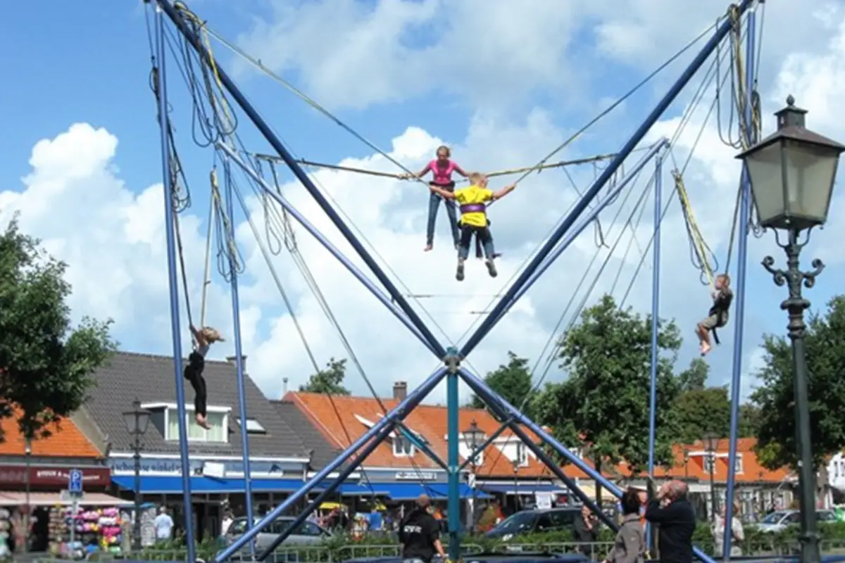 Kinderen aan het trampolinespringen op de braderie