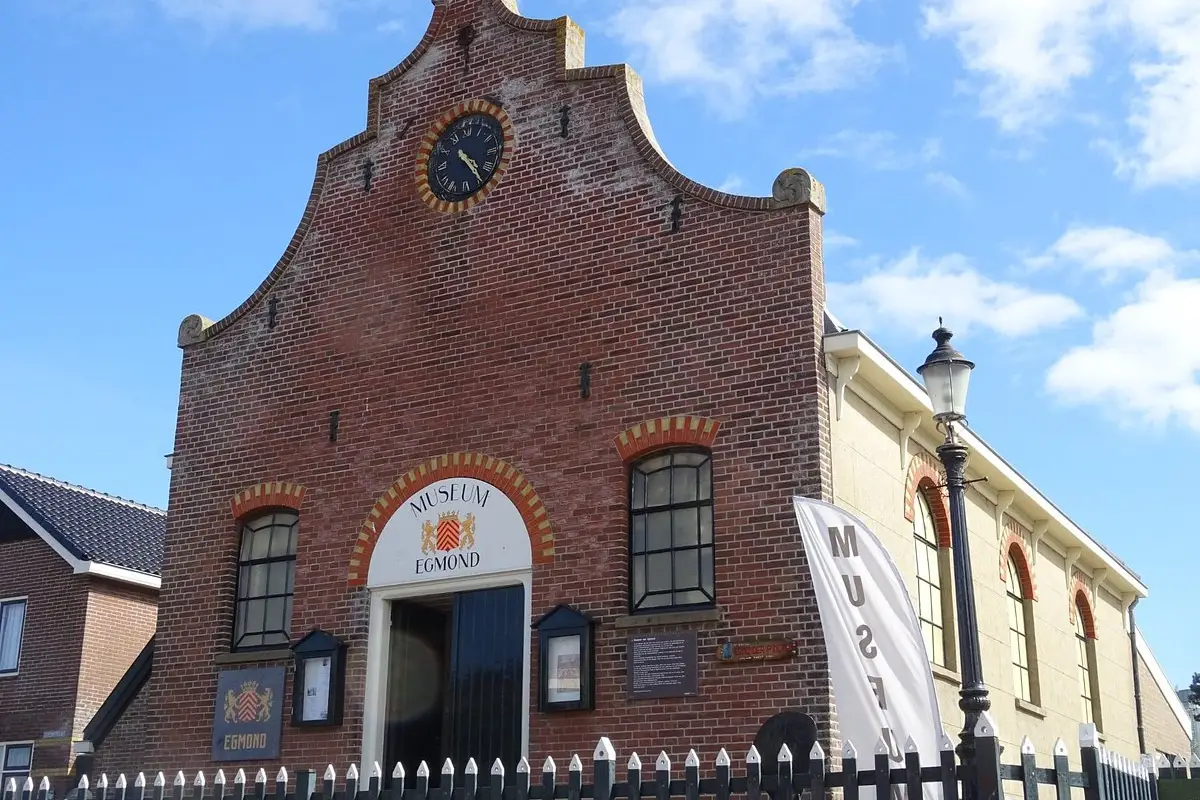 Visnetten die hangen te drogen met een groepje mensen op de achtergrond