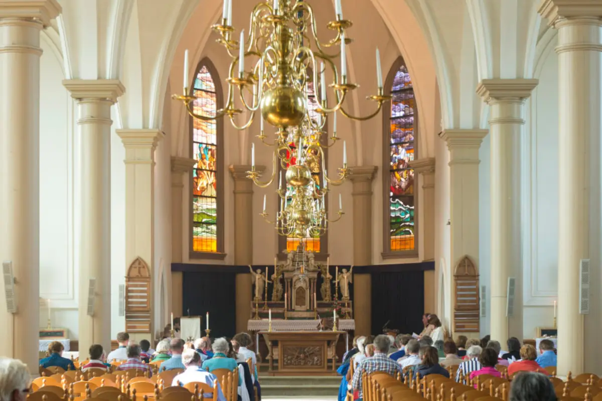 Afbeelding van de binnenkant van de Oud-katholieke kerk in Egmond aan Zee