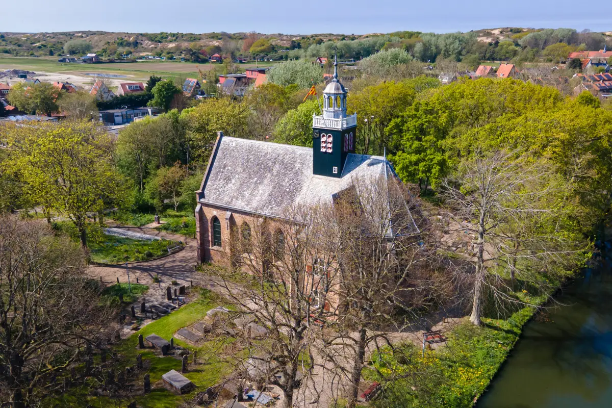 Zee van sneeuwklokjes aan de voet van de Slotkapel in Egmond aan den Hoef
