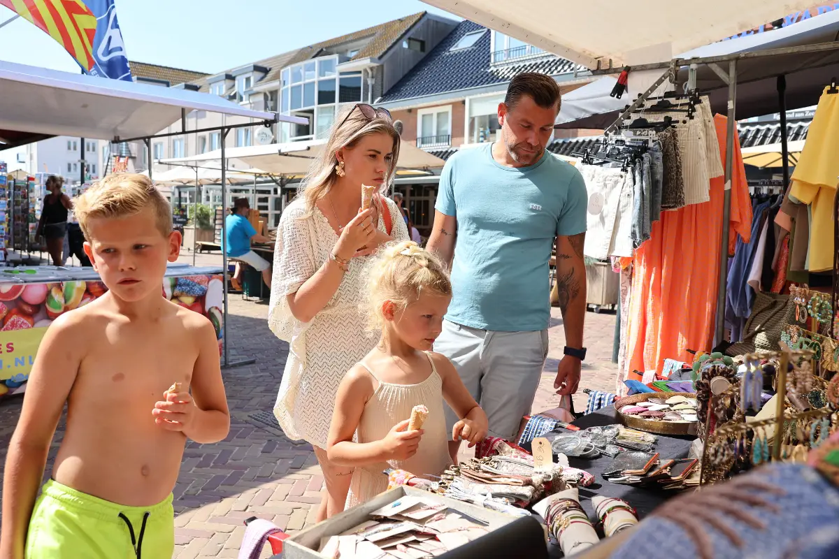 Verschillende marktkramen op de braderie