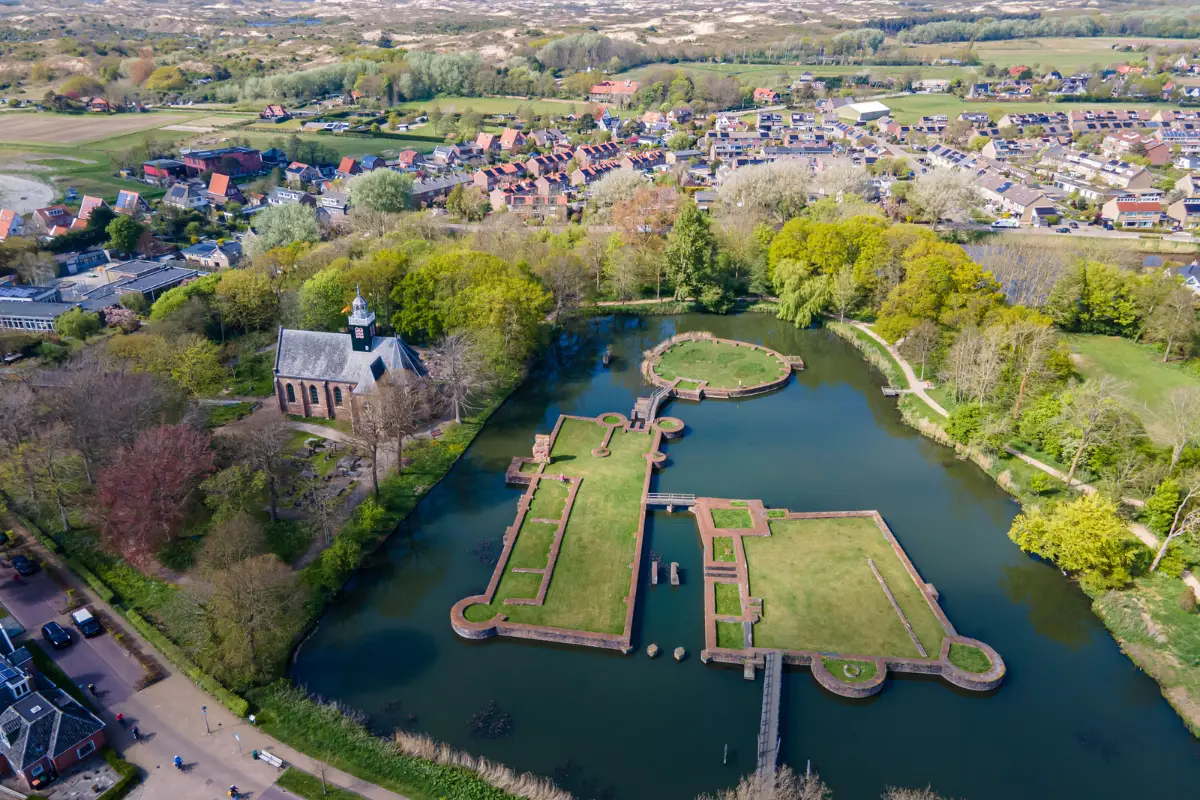 Luchtfoto van de fundamenten van Slot op den Hoef in Egmond, met daarnaast de Slotkapel