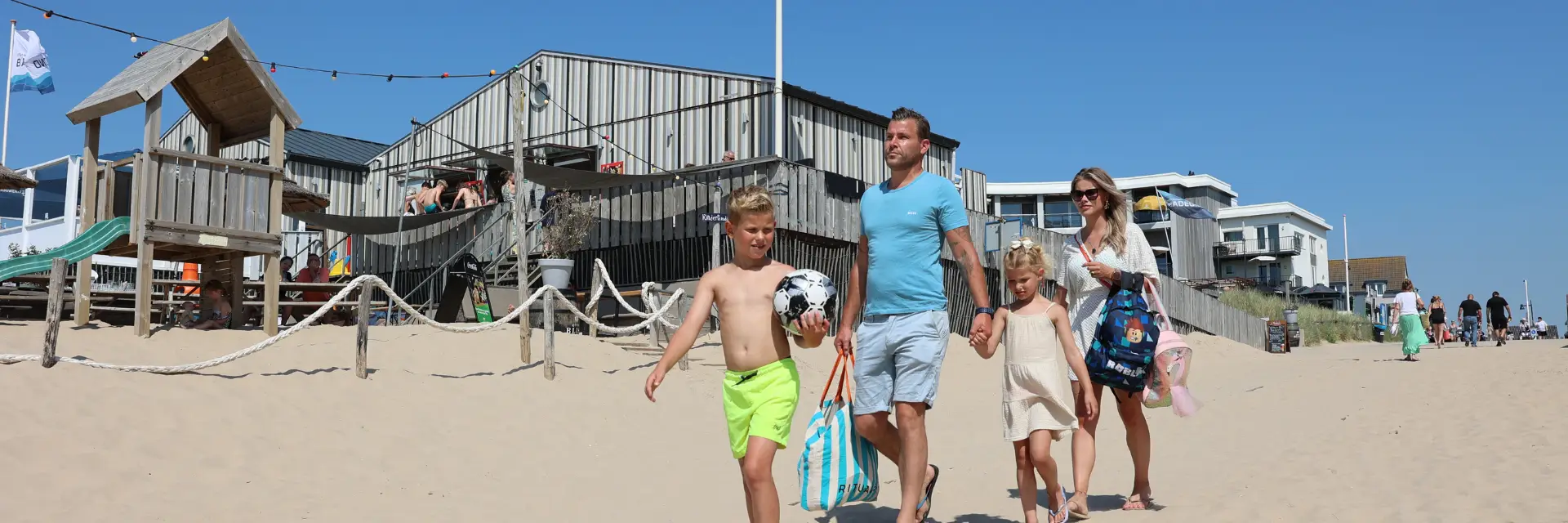 Foto van duintoppen met helmgras en de zee op de achtergrond