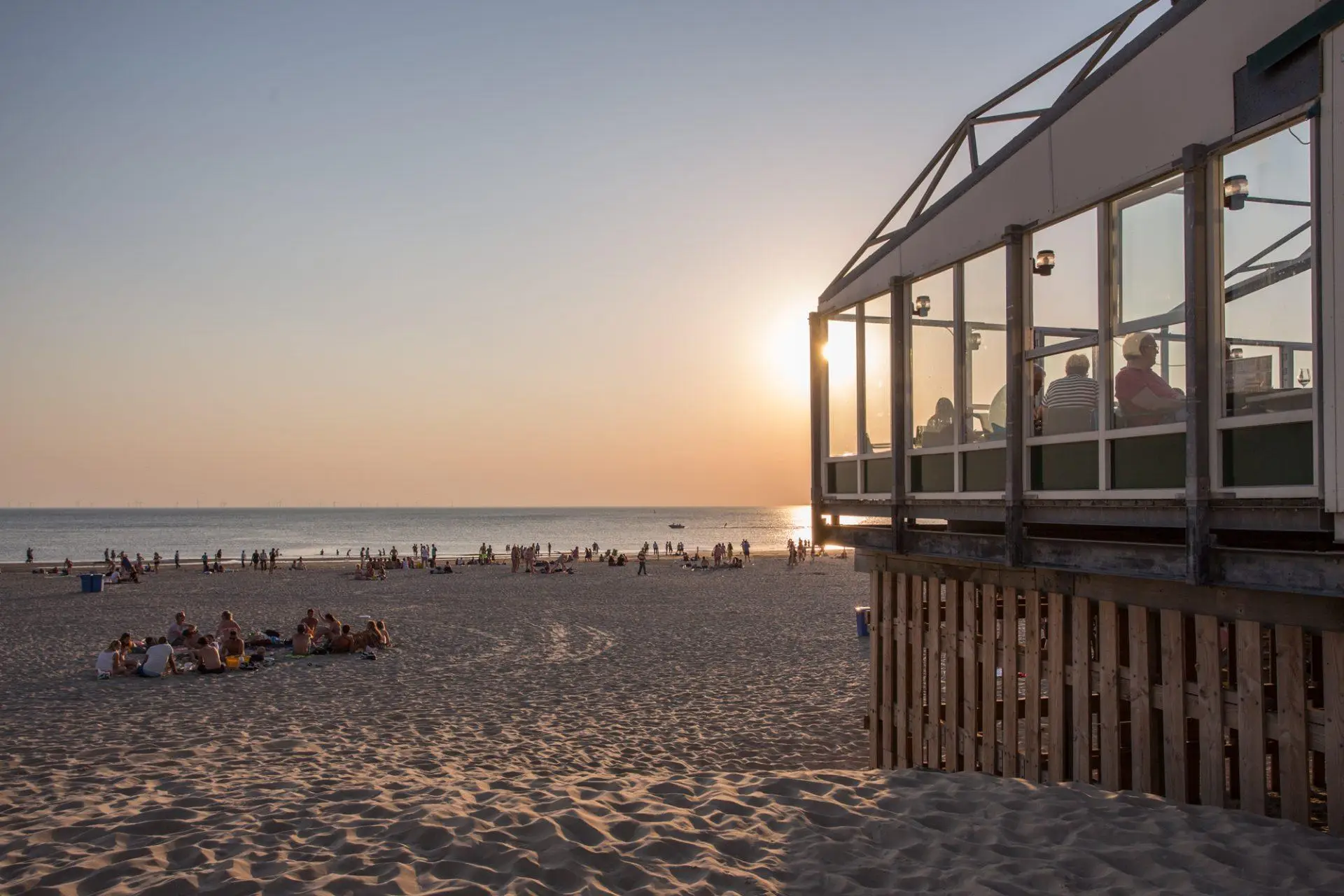 Het terras van De Uitkijk met zonsondergang