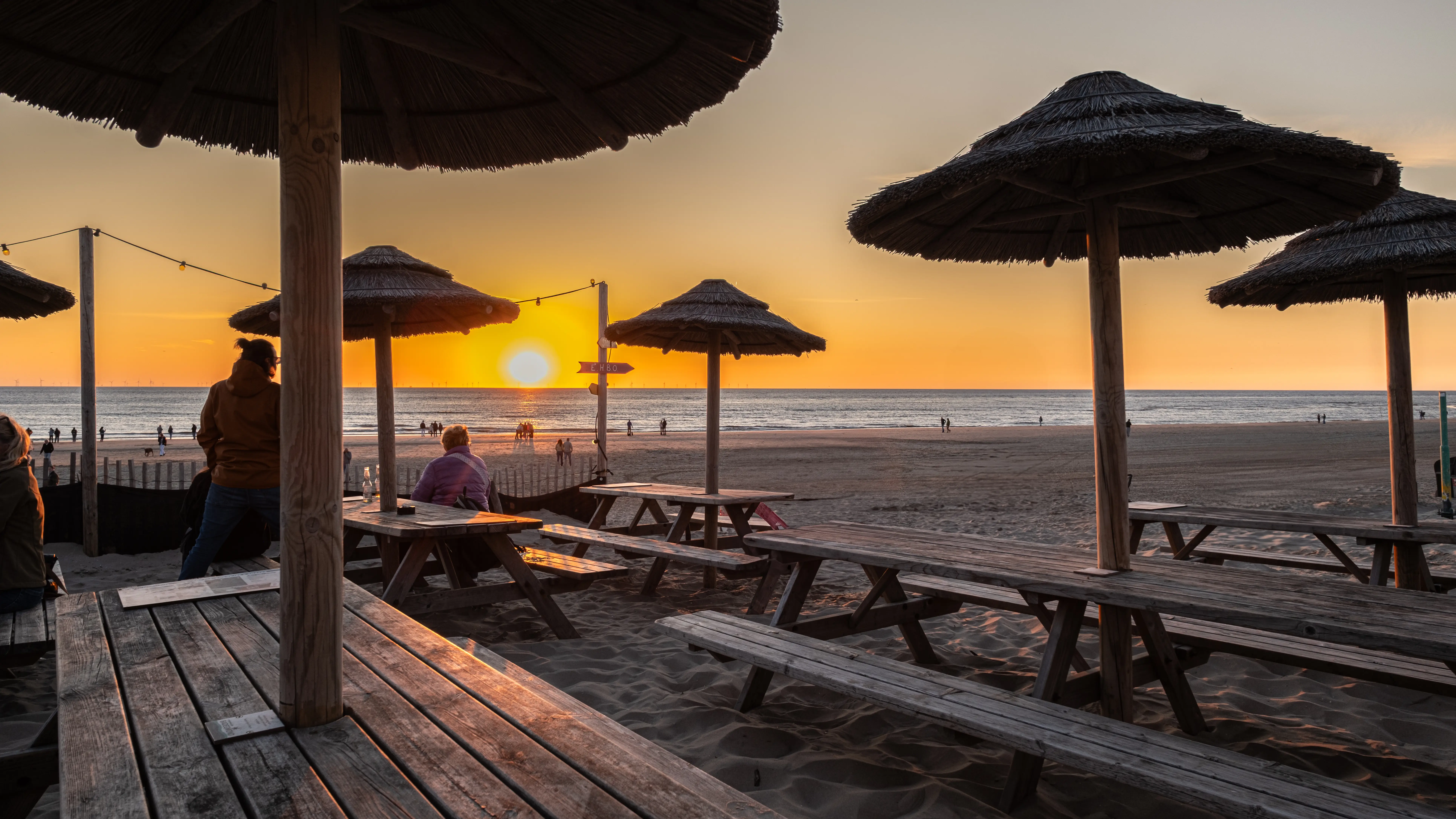 Egmond strand terras met zonsondergang